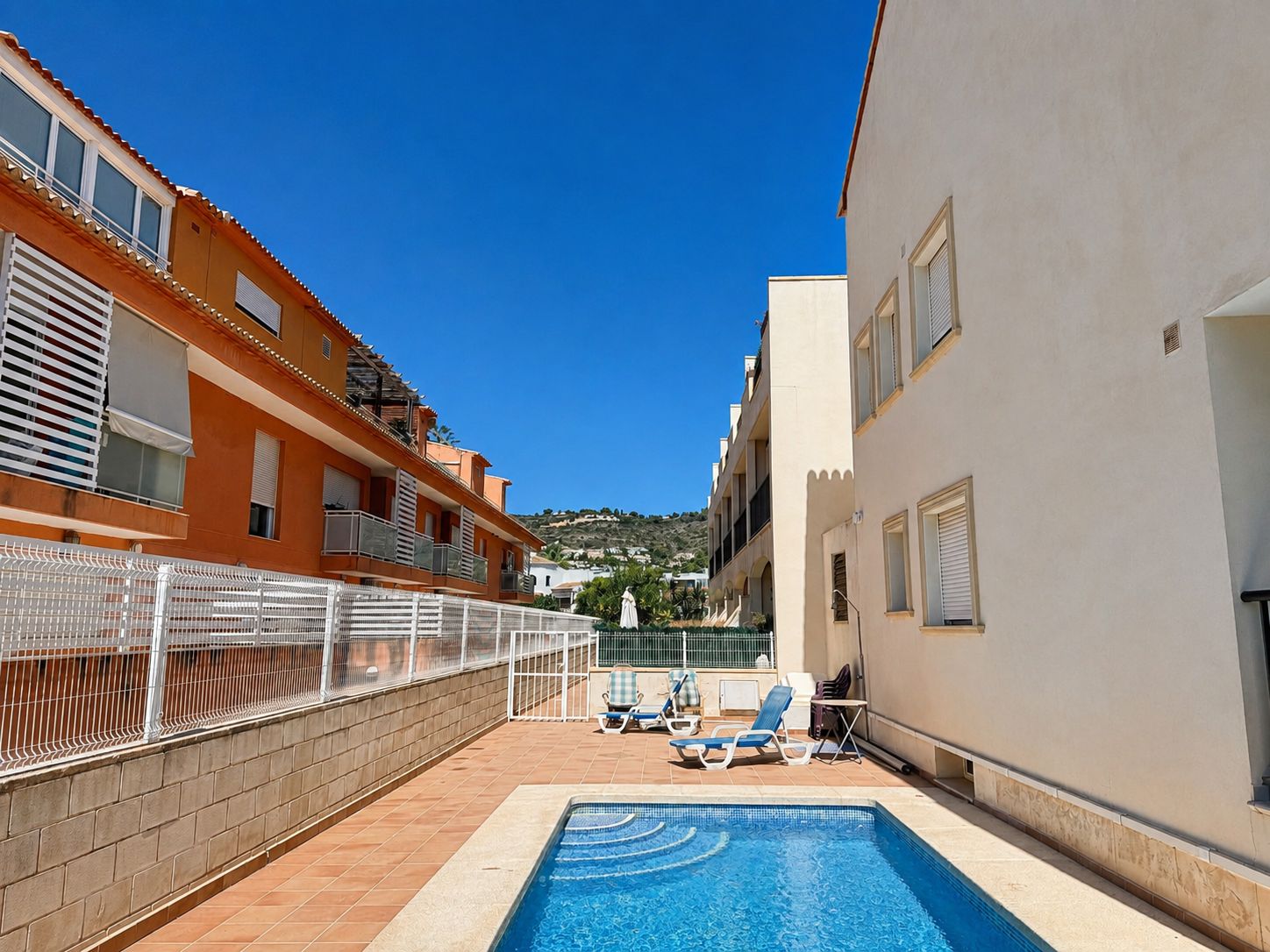 ADOSADO CON PISCINA, TERRAZAS Y AMPLIO GARAJE EN JÁVEA