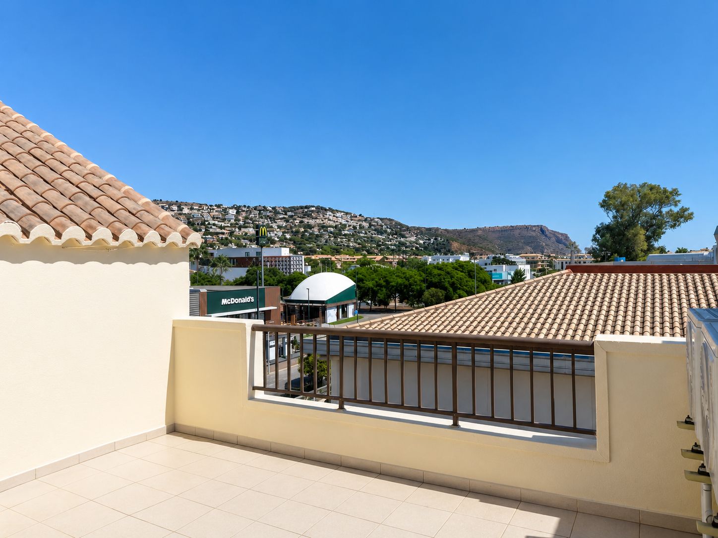 ADOSADO CON PISCINA, TERRAZAS Y AMPLIO GARAJE EN JÁVEA