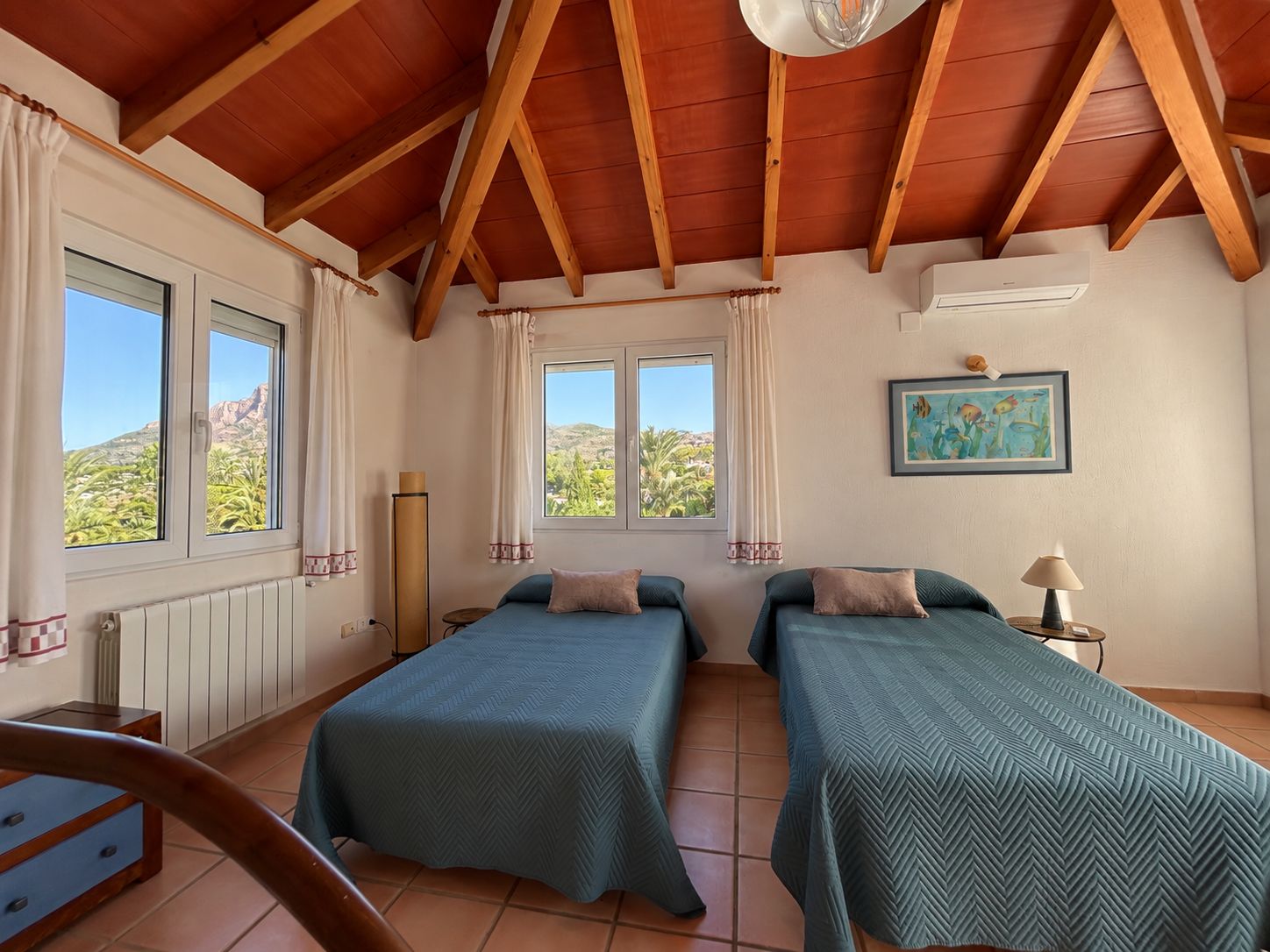 CASA SEMIADOSADA CON JARDIN Y PISCINA PRIVADA