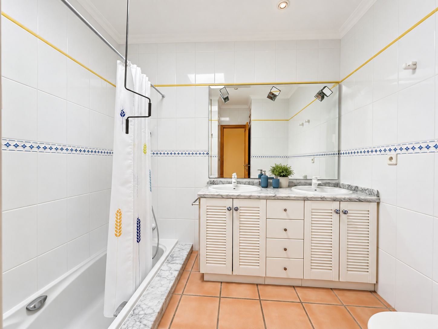 CASA SEMIADOSADA CON JARDIN Y PISCINA PRIVADA