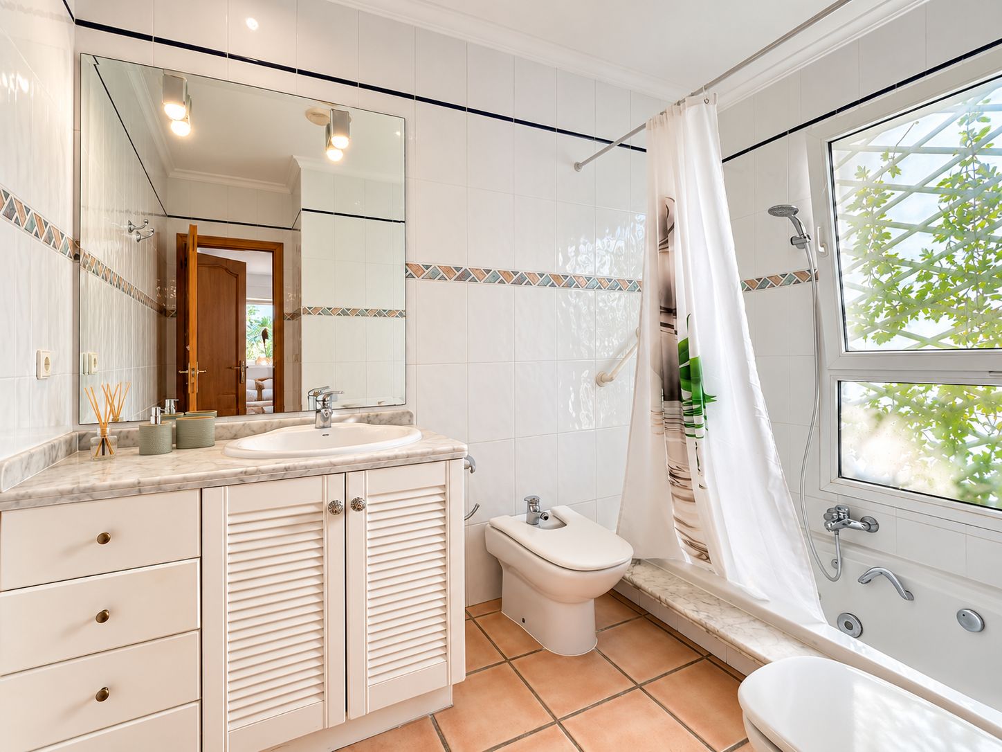 CASA SEMIADOSADA CON JARDIN Y PISCINA PRIVADA