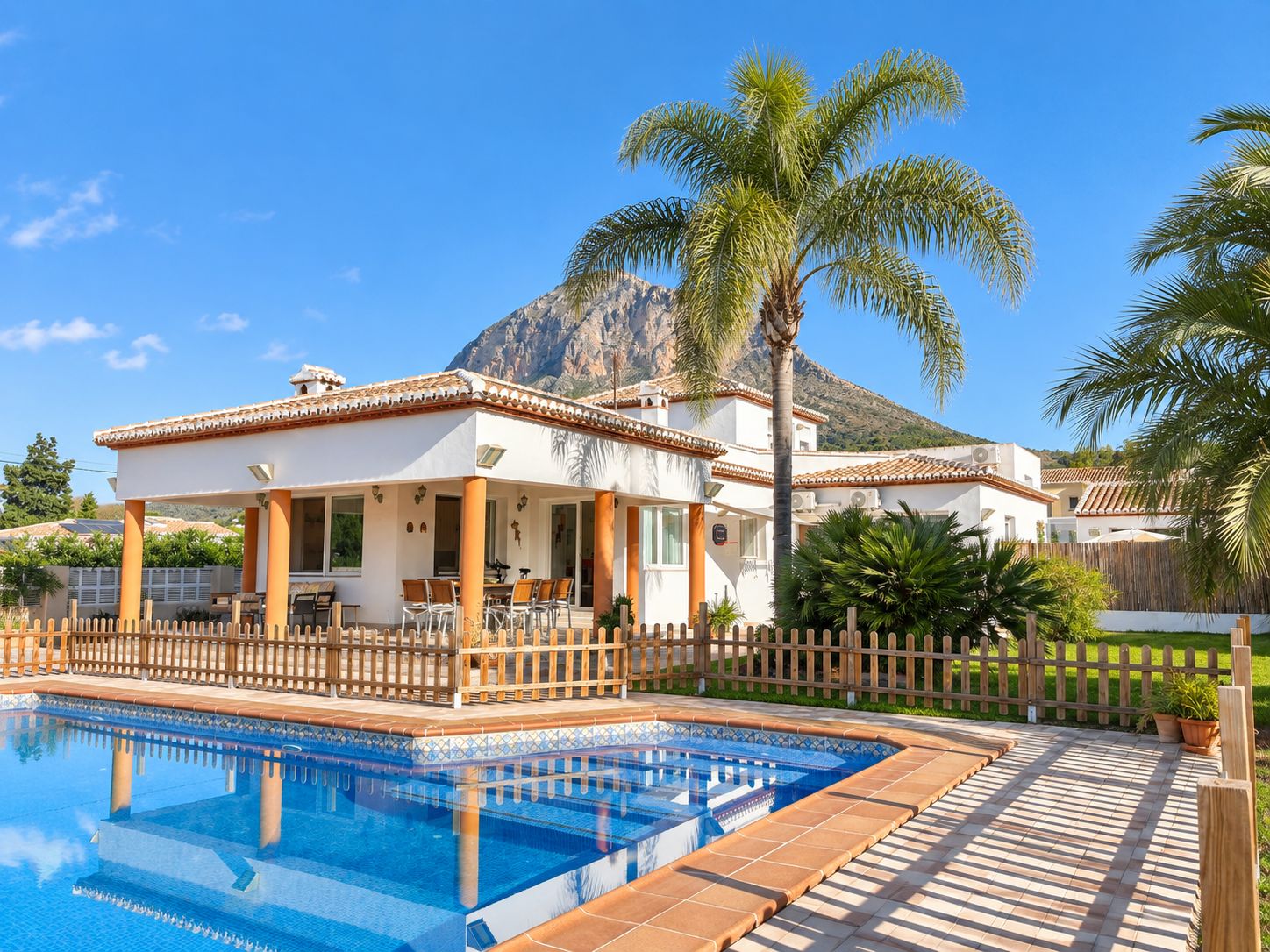 CASA SEMIADOSADA CON JARDIN Y PISCINA PRIVADA