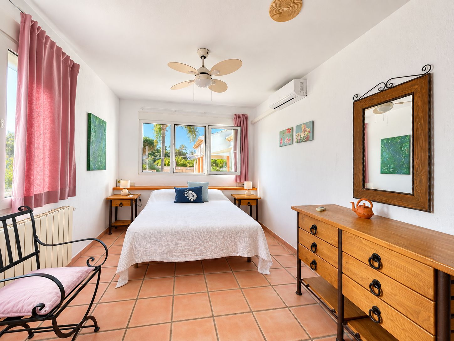 CASA SEMIADOSADA CON JARDIN Y PISCINA PRIVADA