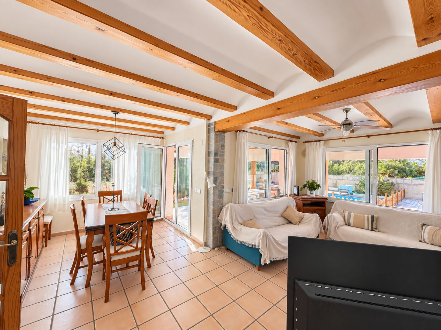 CASA SEMIADOSADA CON JARDIN Y PISCINA PRIVADA