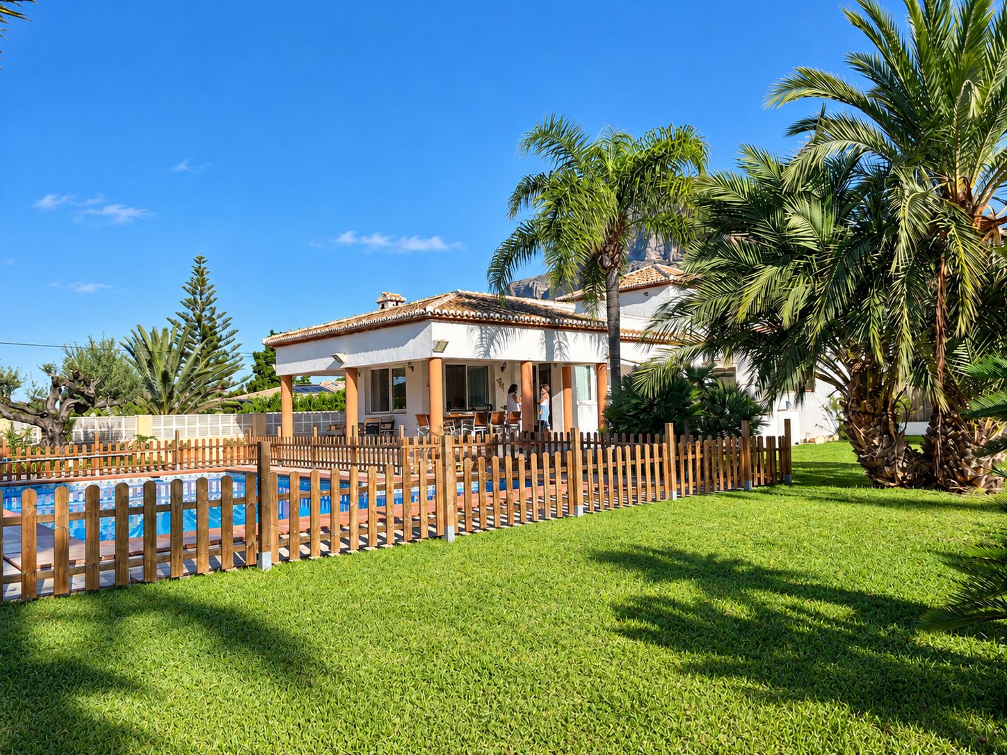 CASA SEMIADOSADA CON JARDIN Y PISCINA PRIVADA