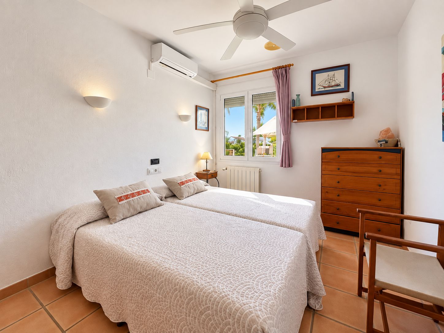 CASA SEMIADOSADA CON JARDIN Y PISCINA PRIVADA