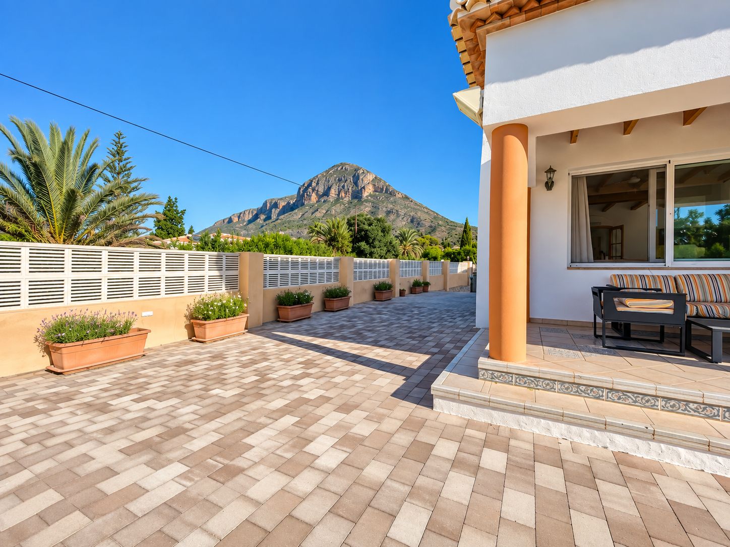 CASA SEMIADOSADA CON JARDIN Y PISCINA PRIVADA