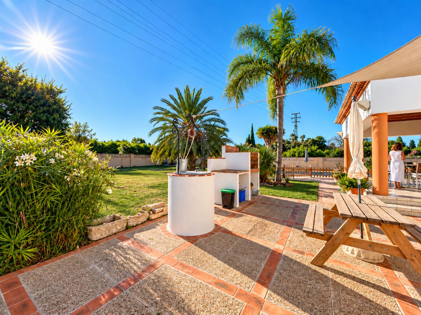 CASA SEMIADOSADA CON JARDIN Y PISCINA PRIVADA