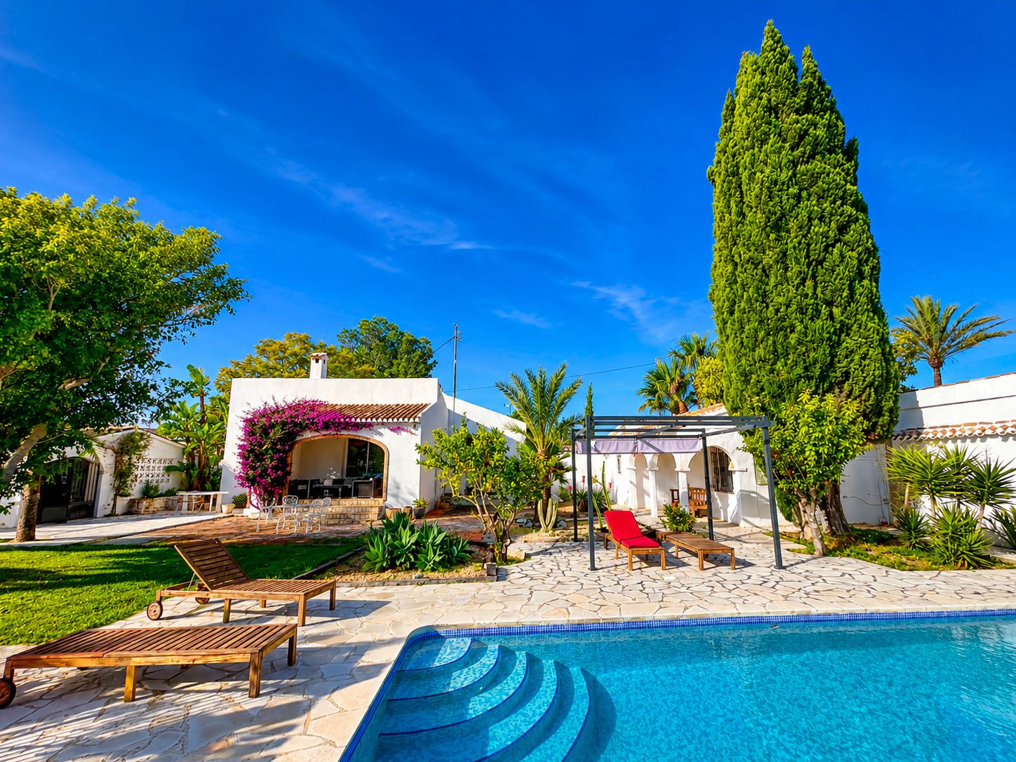 ACOGEDORA VILLA CON CASA DE INVITADOS Y MAGNIFICAS VISTAS AL VALLE Y AL MONTGÓ