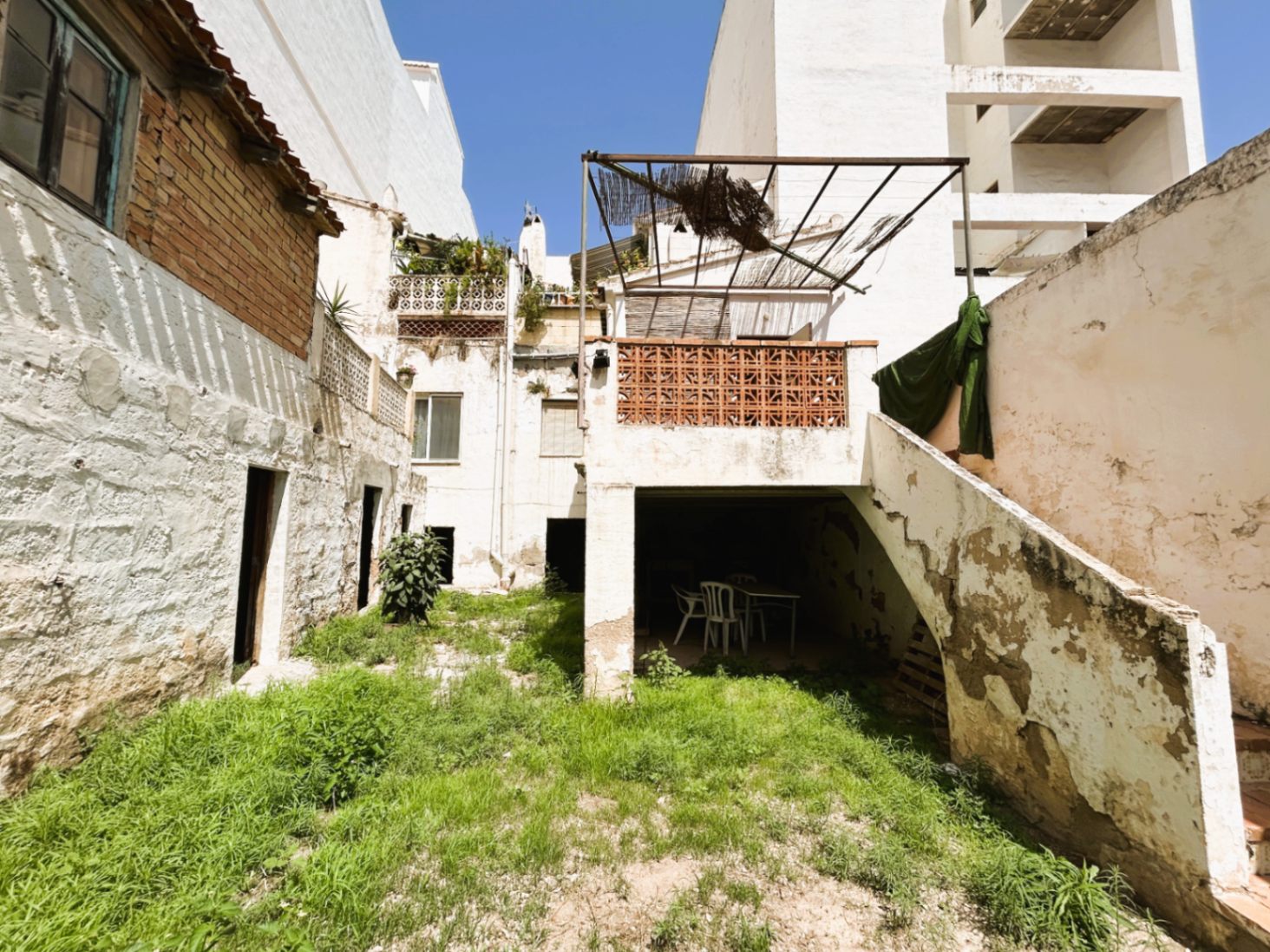 APPARTEMENT EN REZ-DE-CHAUSSÉE AVEC GRAND PATIO ET ACCÈS EN VOITURE