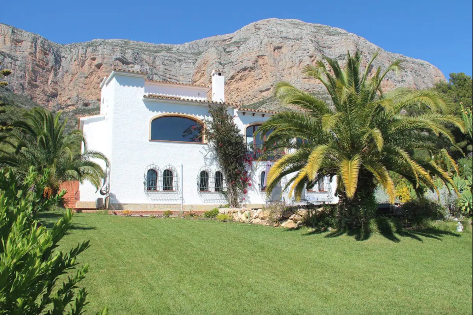 SPACIOUS, PRIVATE VILLA WITH BEAUTIFUL VIEWS ON THE MONTGO